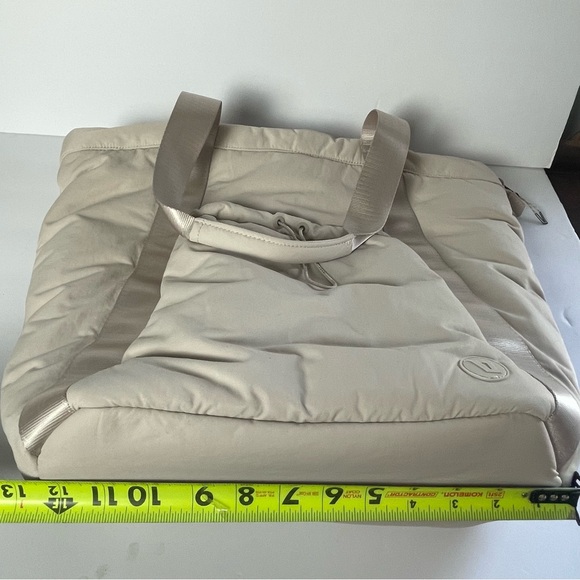 Vuori All Around Tote Ecru Cream White Weekender Bag Work Trips Lightweight - Picture 15 of 16